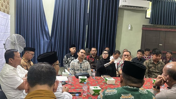 MUI, FKUB Bekasi menggelar pertemuan dengan Umi Cinta terkait kontroversi pengajian. (dok. Istimewa)