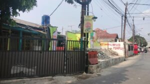 Lokasi kontrakan fiktif tersebut berada di kawasan Kampung Pulo Gede RT 04/11, Jakasampurna, Bekasi Barat, Kota Bekasi. Di sebidang tanah seluas 250 meter persegi ini berdiri 6 unit kontrakan ukuran 35 meter persegi. Letaknya tepat di pinggir jalan dan di depan Masjid Nurul Iman.