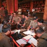 Pemkot Bandung saat melakukan penggerebekan tempat hiburan malam gegara gelar 'pesta sabun' (Foto: Istimewa).