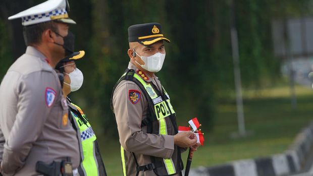 Polres Metro Bekasi раздает красно-белые флаги в честь 80-летия независимости Республики Индонезия.
