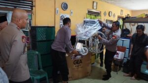 Foto: Polres Metro Bekasi memberikan bantuan kursi roda untuk warga Cikarang Utara yang mengalami kelumpuhan sejak lahir. (dok.Istimewa)