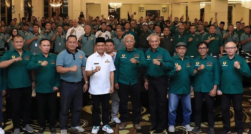 Bupati Bandung Dadang Supriatna berfoto dengan anggota koni setelah melakukan persiapan jelang porprov Jabar 2026. (eko sutrisno/radar bandung)