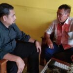 Deden Achadiyat, mantan Sekretaris Daerah Kabupaten Sukabumi (kanan) bersama MZ Al Faqih saat ditemui di Kantor Advokat, Jl. Soekarno Hatta, Kota Bandung, Senin (23/6/2025). Foto : Diwan Sapta Nurmawan/Radar Bandung