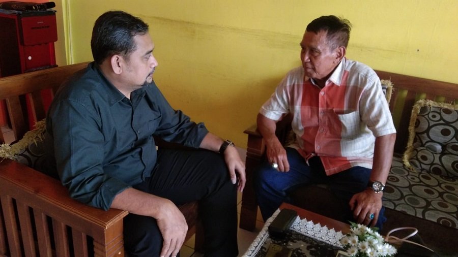 Deden Achadiyat, mantan Sekretaris Daerah Kabupaten Sukabumi (kanan) bersama MZ Al Faqih saat ditemui di Kantor Advokat, Jl. Soekarno Hatta, Kota Bandung, Senin (23/6/2025). Foto : Diwan Sapta Nurmawan/Radar Bandung