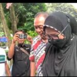 Ustadzah Putri Yeni alias Umi Cinta saat datang memberikan klarifikasi terkait pengajian yang diprotes warga, Kamis (14/08/2025).
