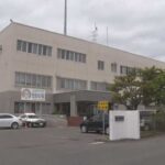 北海道・千歳警察署は、2025年8月30日、千歳市富丘1丁目に住む自衛官の男（46）を住居侵入の疑いで現行犯逮捕しました。