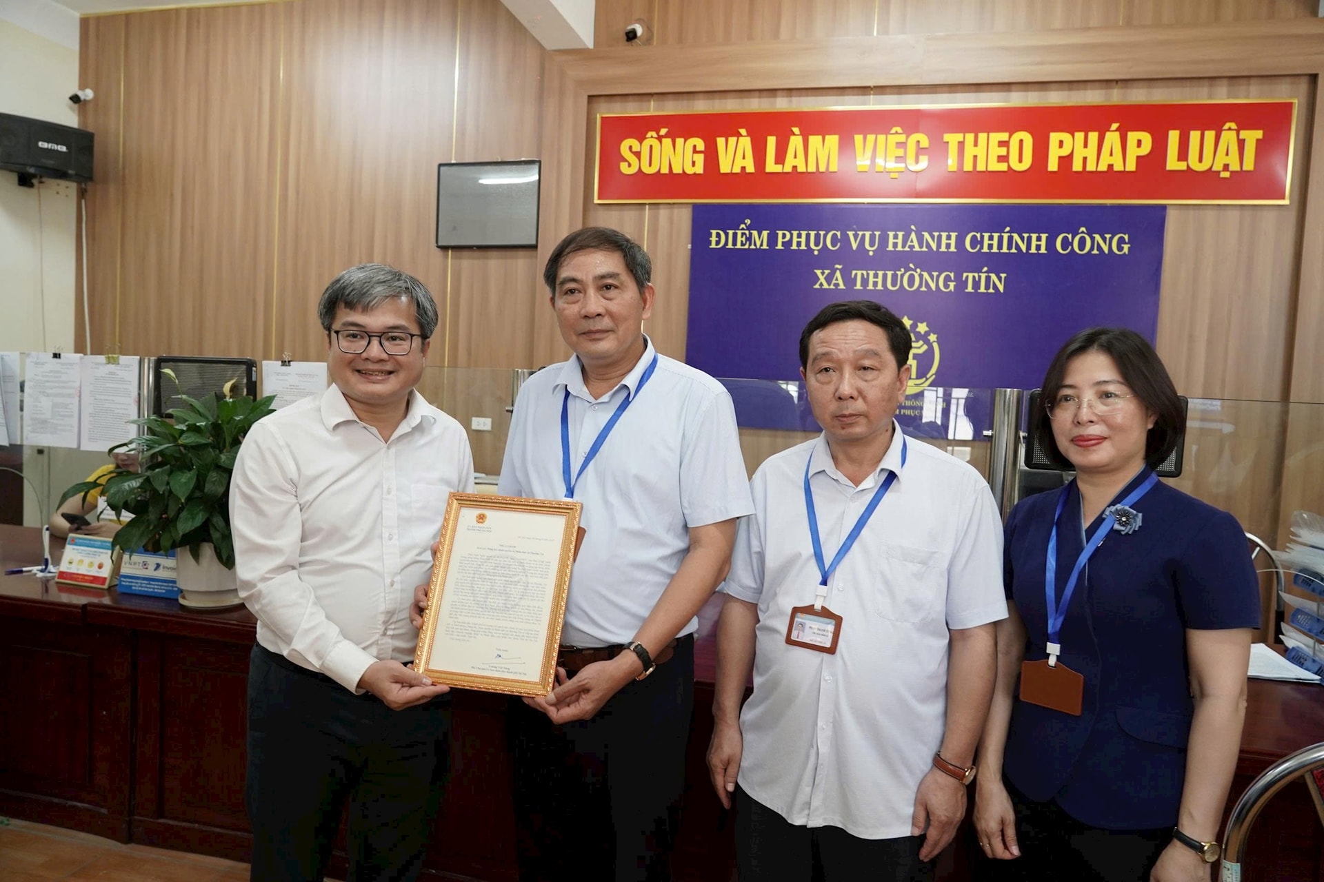 Truong Viet Dung überreicht Dankesschreiben