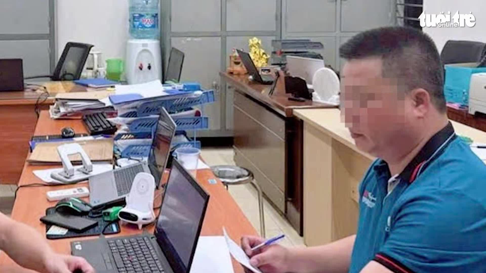Tài xế ô tô giật chìa khóa xe khách vì cho rằng không được nhường đường
