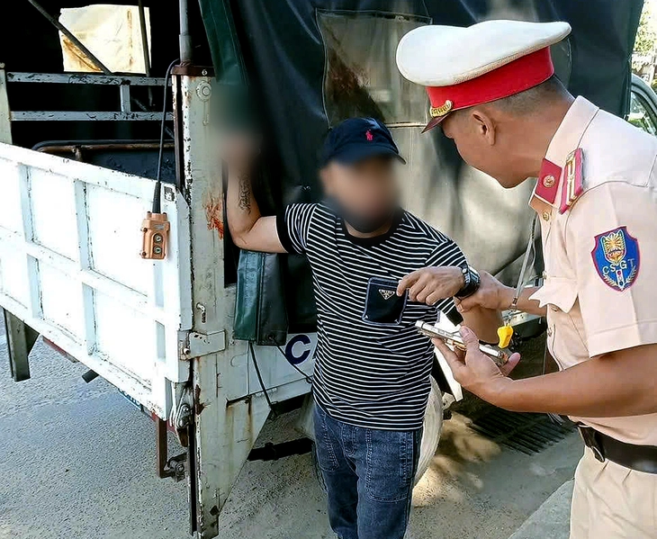 T. (trái) có biểu hiện "ngáo đá", loạn thần, không làm chủ hành vi - Ảnh: Công an TP Đà Nẵng