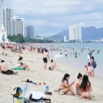 Du khách tắm biển Nha Trang - Ảnh: TRẦN HOÀI