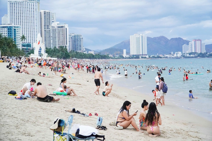 Du khách tắm biển Nha Trang - Ảnh: TRẦN HOÀI
