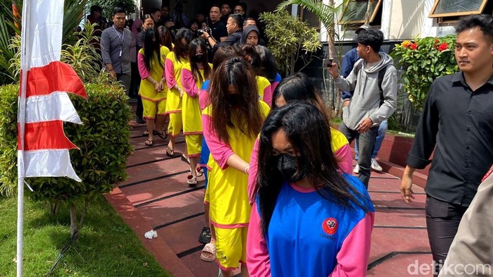 Tampang para pelaku perdagangan bayi ke Singapura. (Wisma Putra/detikJabar)