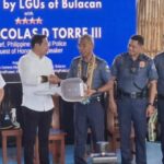 POLICE SUPPORT. Bulacan Governor Daniel Fernando (2nd from left) hands over a symbolic car key to Philippine National Police chief Gen. Nicolas Torre III on Wednesday (Aug. 6, 2025). The vehicle donated by the provincial government to the provincial police office, is meant to enhance patrolling and quick response. (PNA photo by Manny Balbin)