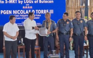 POLICE SUPPORT. Bulacan Governor Daniel Fernando (2nd from left) hands over a symbolic car key to Philippine National Police chief Gen. Nicolas Torre III on Wednesday (Aug. 6, 2025). The vehicle donated by the provincial government to the provincial police office, is meant to enhance patrolling and quick response. (PNA photo by Manny Balbin)