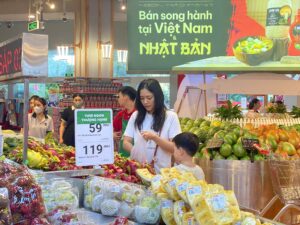 Người dân mua hàng tại siêu thị WinMart Cầu Giấy. Ảnh: Ngọc Ngân