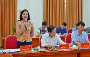 Bí thư Đảng ủy phường Tùng Thiện Đỗ Thị Lan Hương báo cáo với Đoàn công tác số 9. Ảnh: Ánh Dương