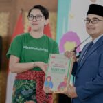 Direktur Eksekutif Humanis, Tunggal Pawestri (kiri) bersama Wali Kota Bandung, Muhammad Farhan (kanan) di Pendopo Kota Bandung, Senin (25/8). (For. Radar Bandung)