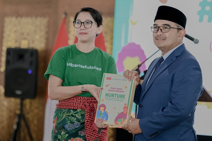Direktur Eksekutif Humanis, Tunggal Pawestri (kiri) bersama Wali Kota Bandung, Muhammad Farhan (kanan) di Pendopo Kota Bandung, Senin (25/8). (For. Radar Bandung)