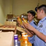 警方清点假冒“蜂花”产品。(上海市公安局闵行分局 供图)