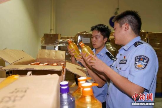 警方清点假冒“蜂花”产品。(上海市公安局闵行分局 供图)