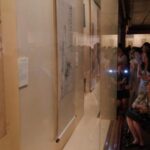 庄万里之女庄良有参观“珠归海上：庄万里家族捐赠两塗轩书画展”。 中新网记者 康玉湛 摄