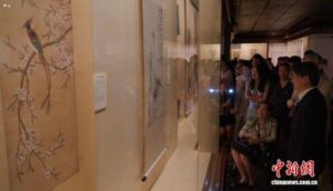 庄万里之女庄良有参观“珠归海上：庄万里家族捐赠两塗轩书画展”。 中新网记者 康玉湛 摄