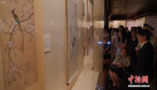 庄万里之女庄良有参观“珠归海上：庄万里家族捐赠两塗轩书画展”。 中新网记者 康玉湛 摄