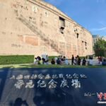 8月7日，在上海四行仓库抗战纪念地晋元纪念广场，民众仰望弹痕累累的四行仓库西墙。 范宇斌 摄