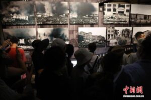 8月24日，正在上海参加2025海峡两岸青年汇活动的马英九基金会“大九学堂”学生团一行，来到四行仓库参观，回顾那段波澜壮阔的岁月，铭记抗战历史。中新社记者 汤彦俊 摄