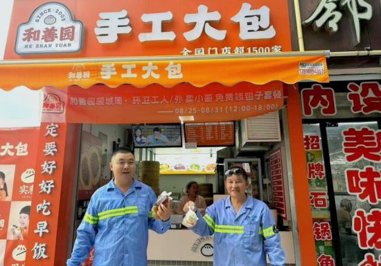 At the Jianian Road store in Jiading District, outdoor workers come to collect meal packs (Photo provided by interviewee)
