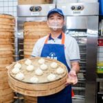 东安路门店店员将现包的包子进行笼蒸（受访者供图）