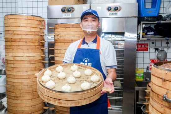 东安路门店店员将现包的包子进行笼蒸（受访者供图）