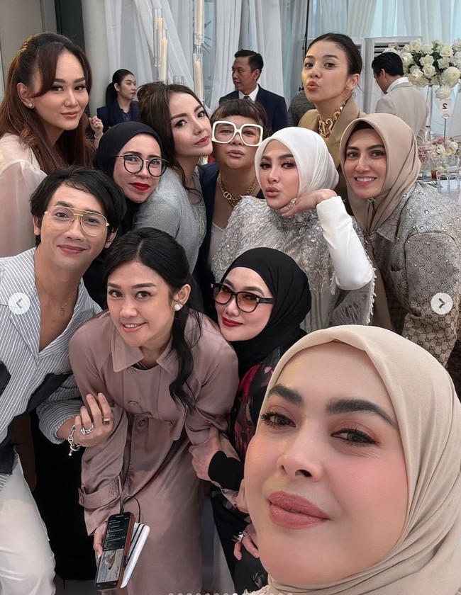 Syahrini baru saja menggelar pesta ulang tahun mewah untuk merayakan pertambahan usianya yang ke-45. Digelar di Jakarta, perayaan ultah tersebut banyak dihadiri oleh rekan-rekan artis. Foto: Instagram