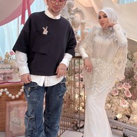 Syahrini looked stunning in an all-white outfit with silver accents, wearing a long, elegant dress with a beaded cape.