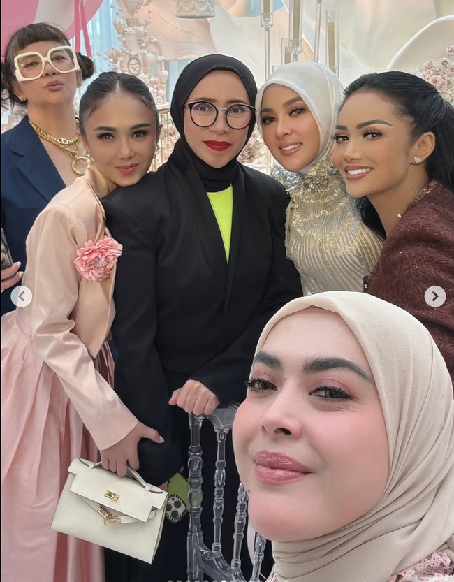 The birthday celebration was attended by many artists and Syahrini's friends, including Yuni Shara, Krisdayanti, and Melly Goeslaw, who posed together. Her sister, Aisyahrani, was also present.
