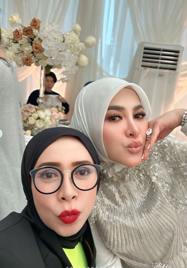 Matching Syahrini's outfit, the event's decorations were predominantly white, with soft-colored roses adding beauty and variety.