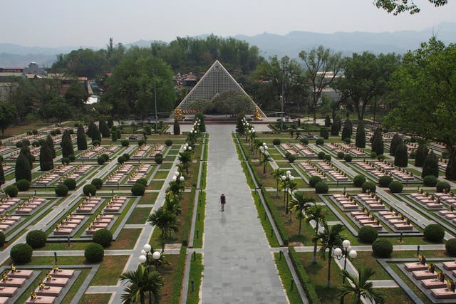 Ein Tourist geht durch den Militärfriedhof von Điện Biên Phủ