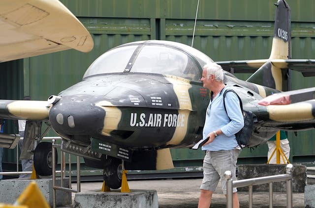 Eine Touristin betrachtet einen US-Kampfjet aus dem Vietnamkrieg, ausgestellt im Kriegsopfermuseum in Ho-Chi-Minh-Stadt