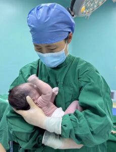 邵医生与新生儿。 图源：邵医生抖音平台视频截图