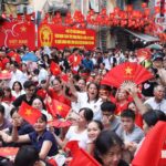 Mặc dù 20h mới bắt đầu buổi sơ duyệt diễu binh , nhưng khắp các tuyến đường nơi đoàn đi qua đã chật cứng người ngồi chờ đón.