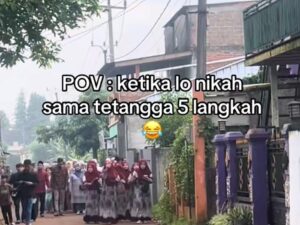 Wanita ini menikah dengan tetangganya sendiri, mendadak viral di media sosial. Foto: Dok. TikTok @ayukomala86.