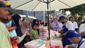 Foto: Warga mengantre donat Malaysia viral di CFD Depok (Devi Puspitasari/detikcom)