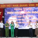 Các đại biểu thực hiện nghi thức phát động phong trào "Bình dân học vụ số" tại phường Tây Tựu. Ảnh KD