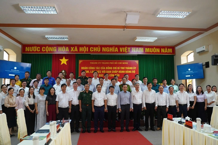 Secretario Tran Luu Quang: Con Dao necesita centrarse en finanzas verdes, créditos de carbono, taxis eléctricos - Imagen 3.