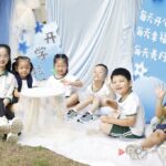 重庆两江新区光合森林幼儿园，开学啦，小朋友们在幼儿园里玩游戏。