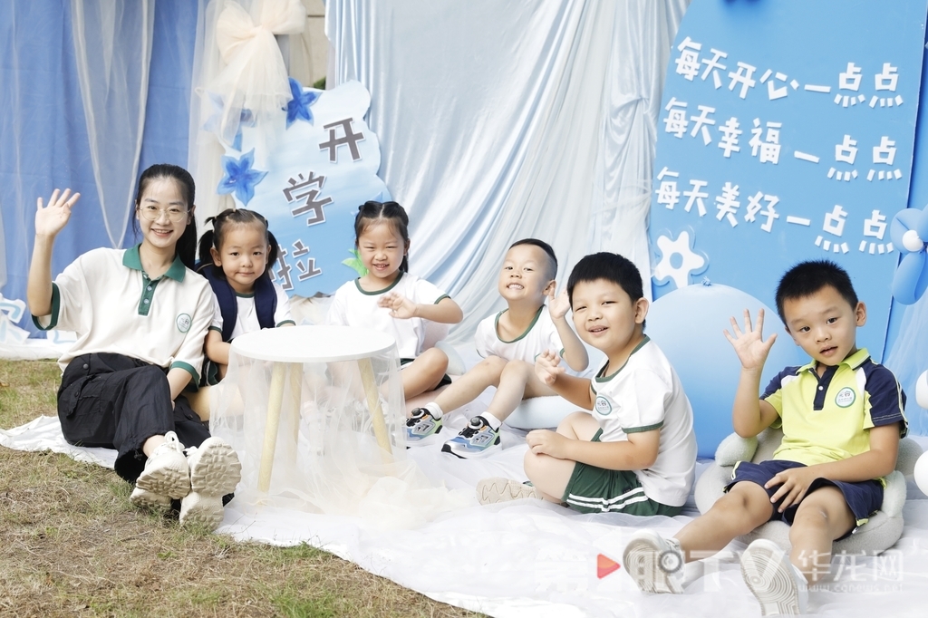 重庆两江新区光合森林幼儿园，开学啦，小朋友们在幼儿园里玩游戏。