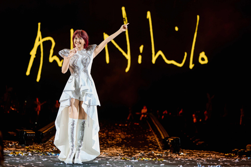 Stefanie Sun actuando.