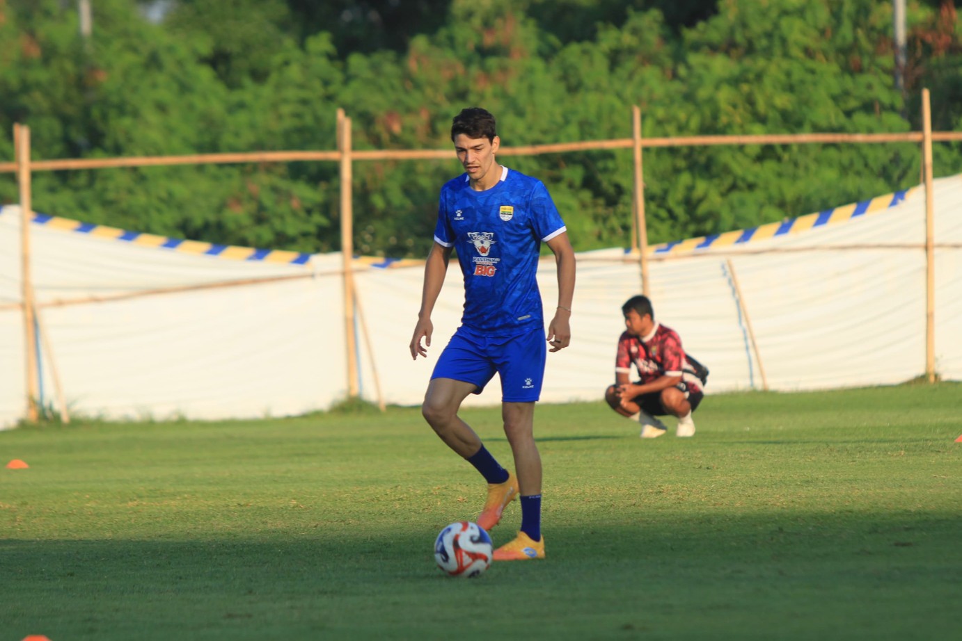 Persib Bandung's Smart Strategy in the Transfer Market: Wait for Prices to Drop, Then Recruit Players