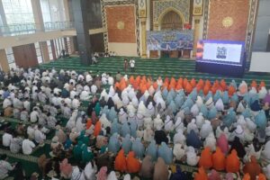 Ribuan jemaah haji asal Kabupaten Bandung Barat saat mengikuti manasik haji di Masjid Ash Shiddiq, Pemkab Bandung Barat, Minggu (13/4/2025). Foto Hendra Hidayat/ Radar Bandung