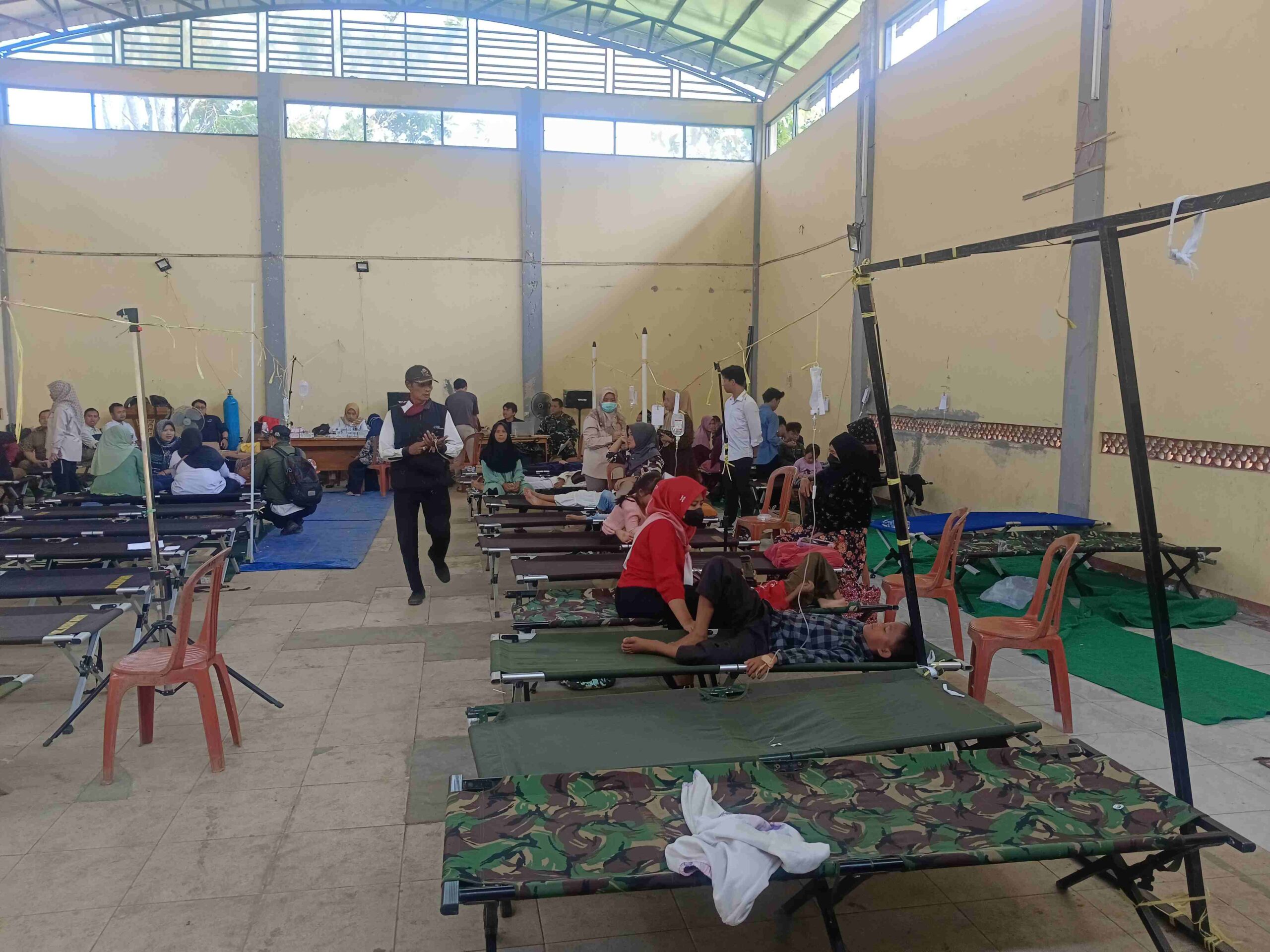 Tras intoxicación masiva, oficina educativa otorga dispensa a estudiantes para recuperar la salud.